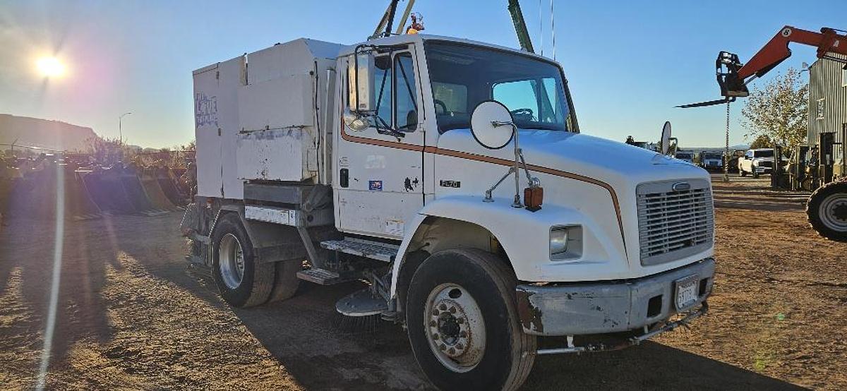 Used 2004 Freightliner Sweeper Truck