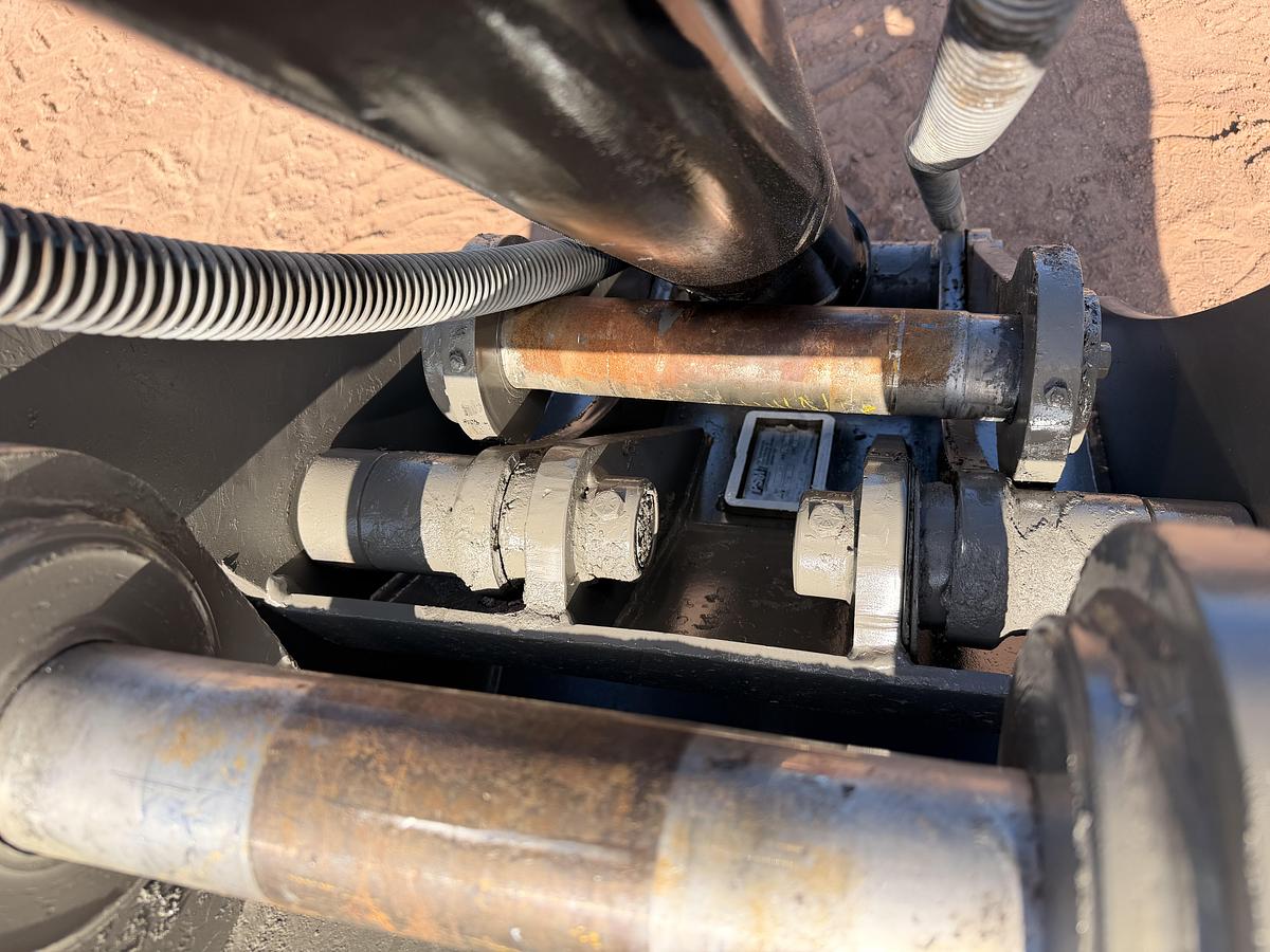 Used Excavator Progressive Link with Cylinder and 37" Bucket