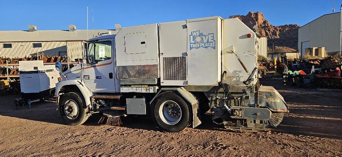 Used 2004 Freightliner Sweeper Truck