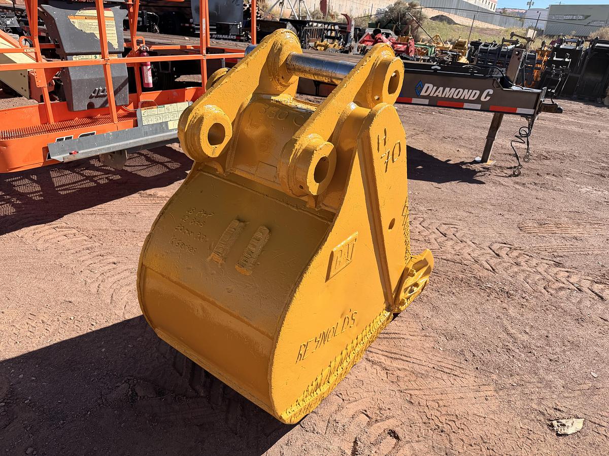 Used 32" CAT Excavator Bucket