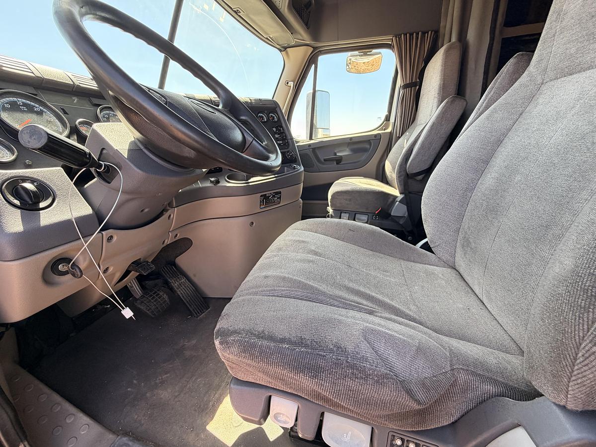 Used 2016 Freightliner Cascadia 125 Semi Truck and Van Trailer