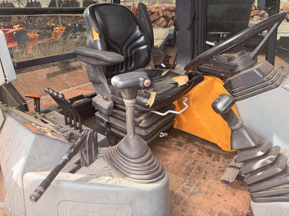 Used 2005 New Holland LV80 Grading Tractor