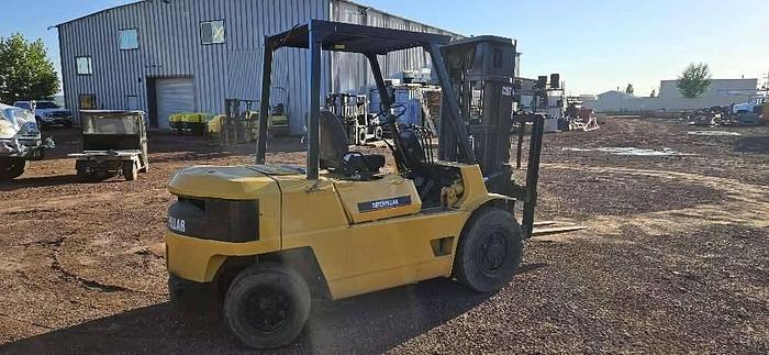 Used Caterpillar DP 40 Pneumatic Tire Forklift