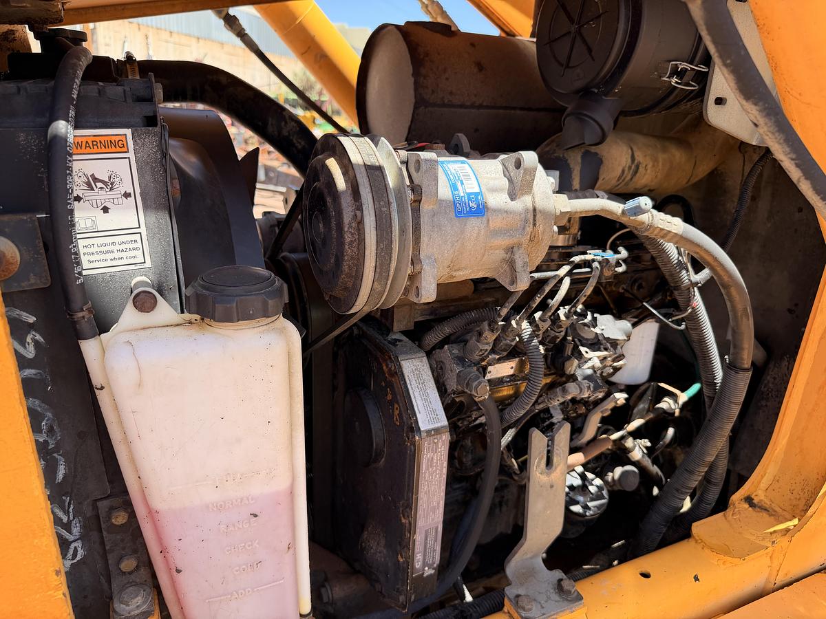 Used 2005 New Holland LV80 Skip Loader