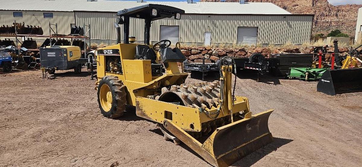 Used Cat Sheeps Foot Vibratory Roller Compactor