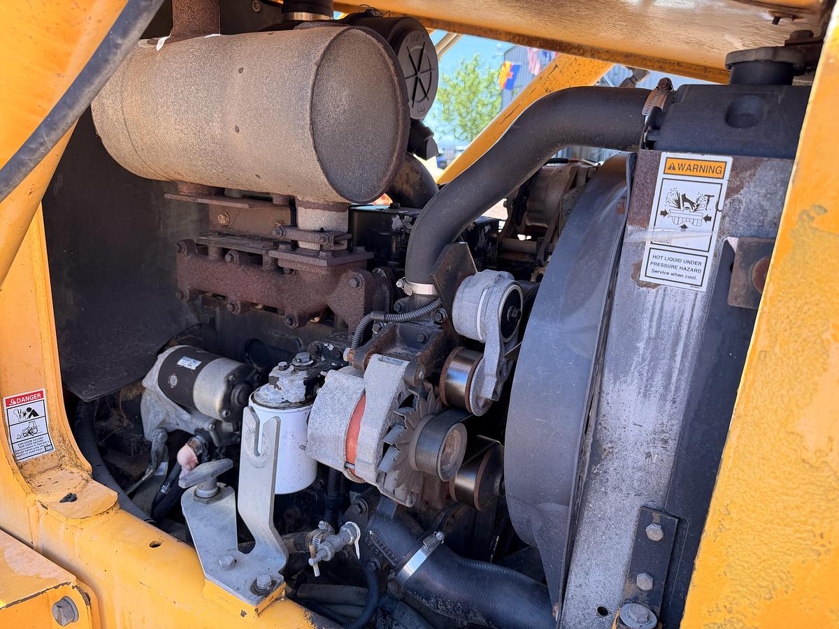 Used 2005 New Holland LV80 Skip Loader