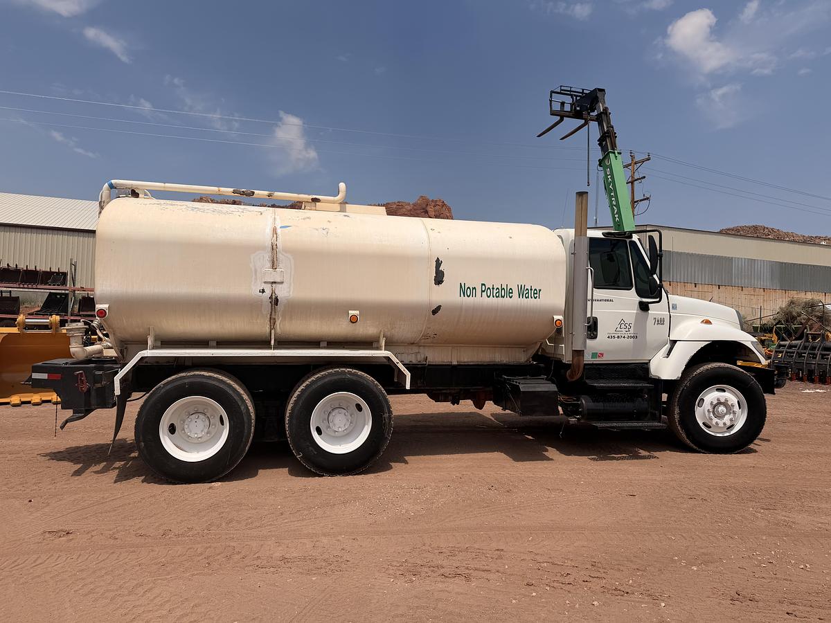 Used 2007 International 4000 Gallon Water Truck