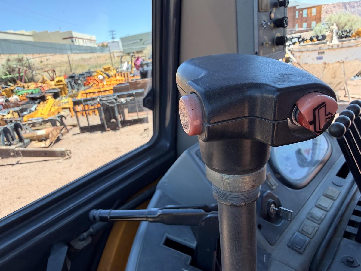 Used 2005 New Holland LV80 Skip Loader