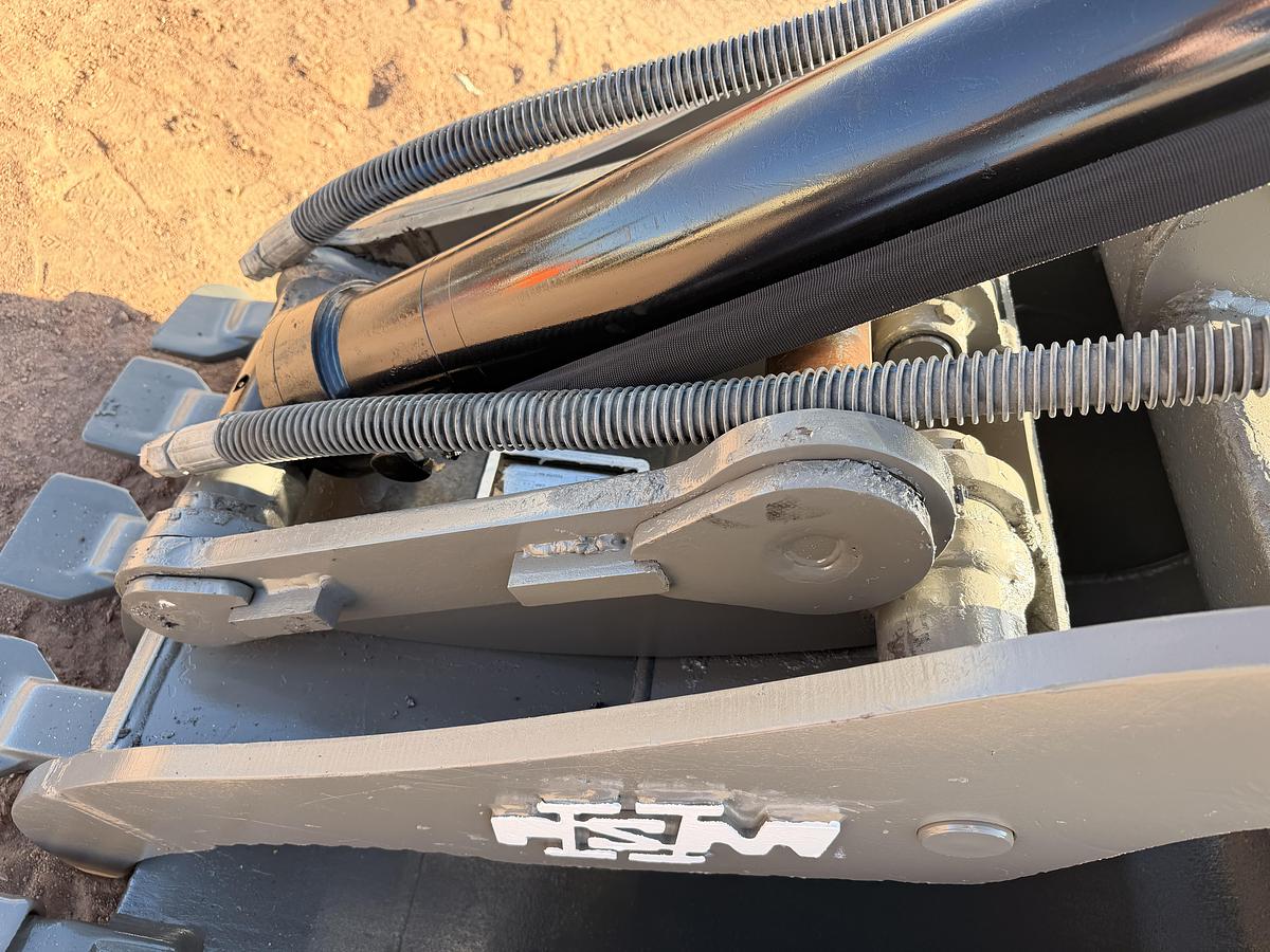 Used Excavator Progressive Link with Cylinder and 37" Bucket