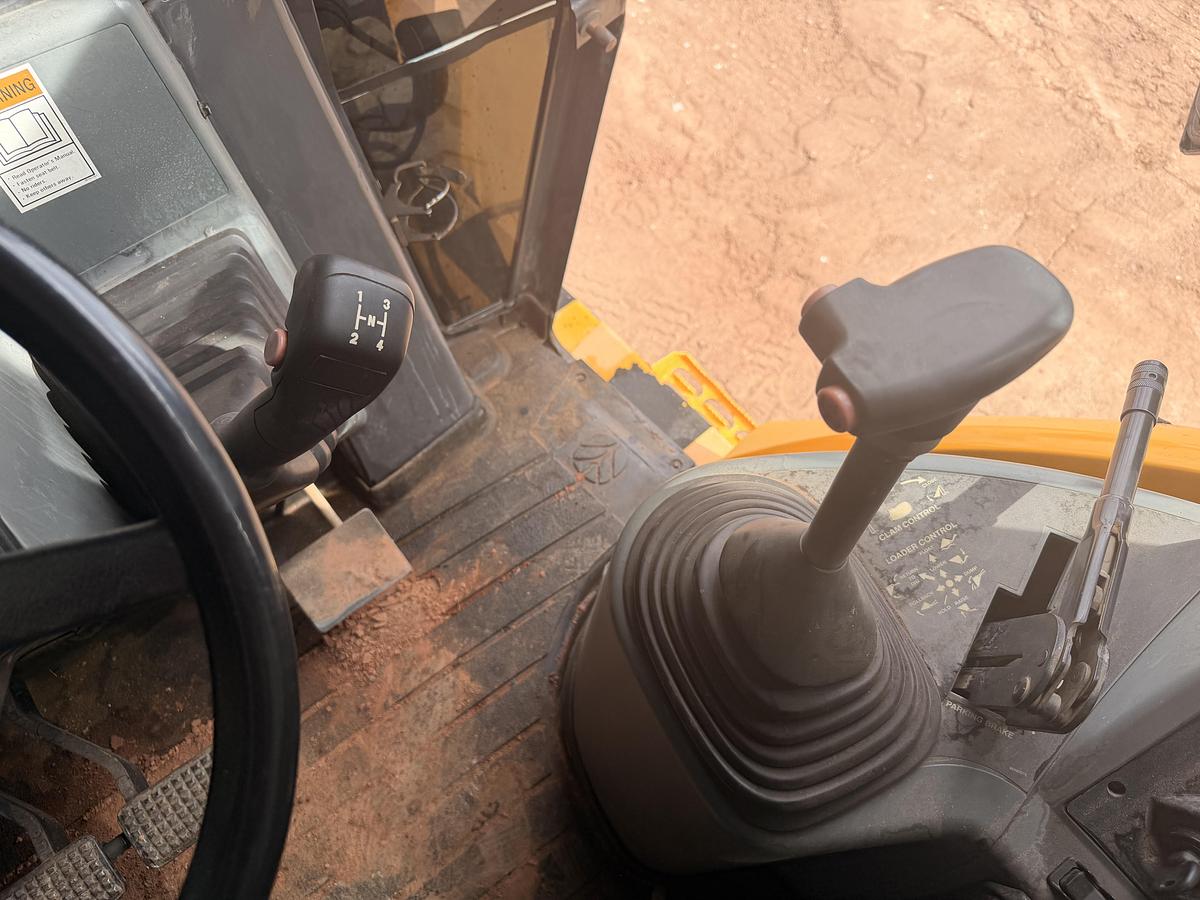 Used 2005 New Holland LV80 Grading Tractor