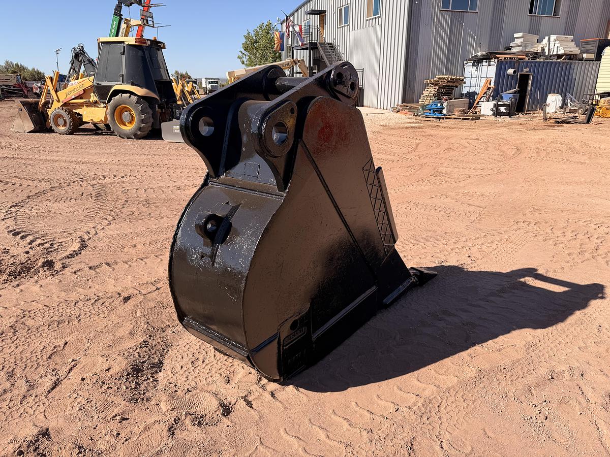 Used 24" Excavator Bucket 