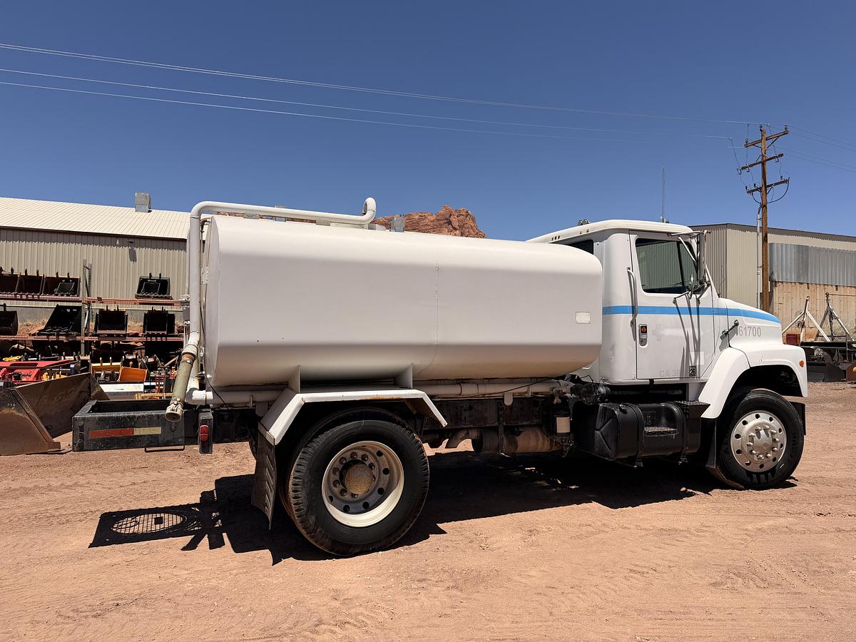 Used 1988 International 2,000 Gallon Water Truck