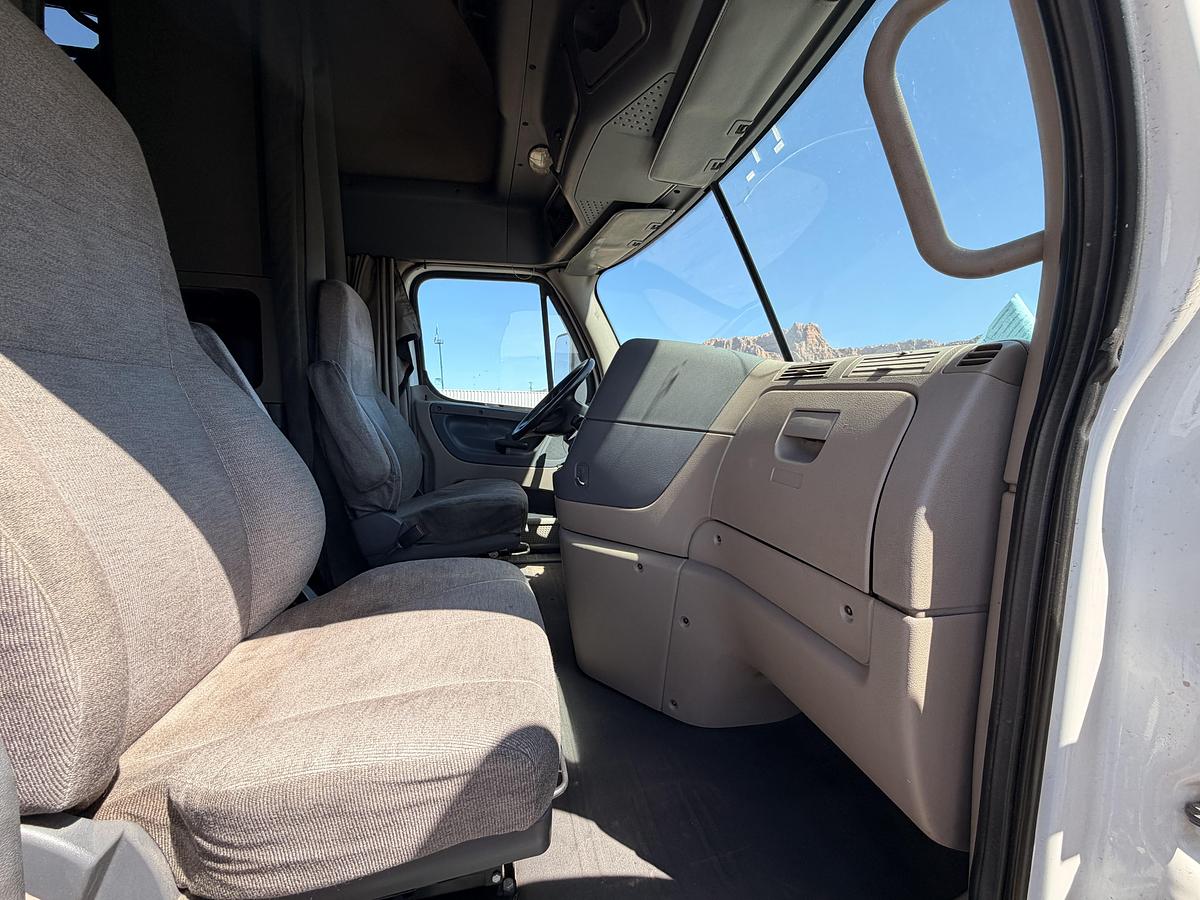 Used 2016 Freightliner Cascadia 125 Semi Truck and Van Trailer