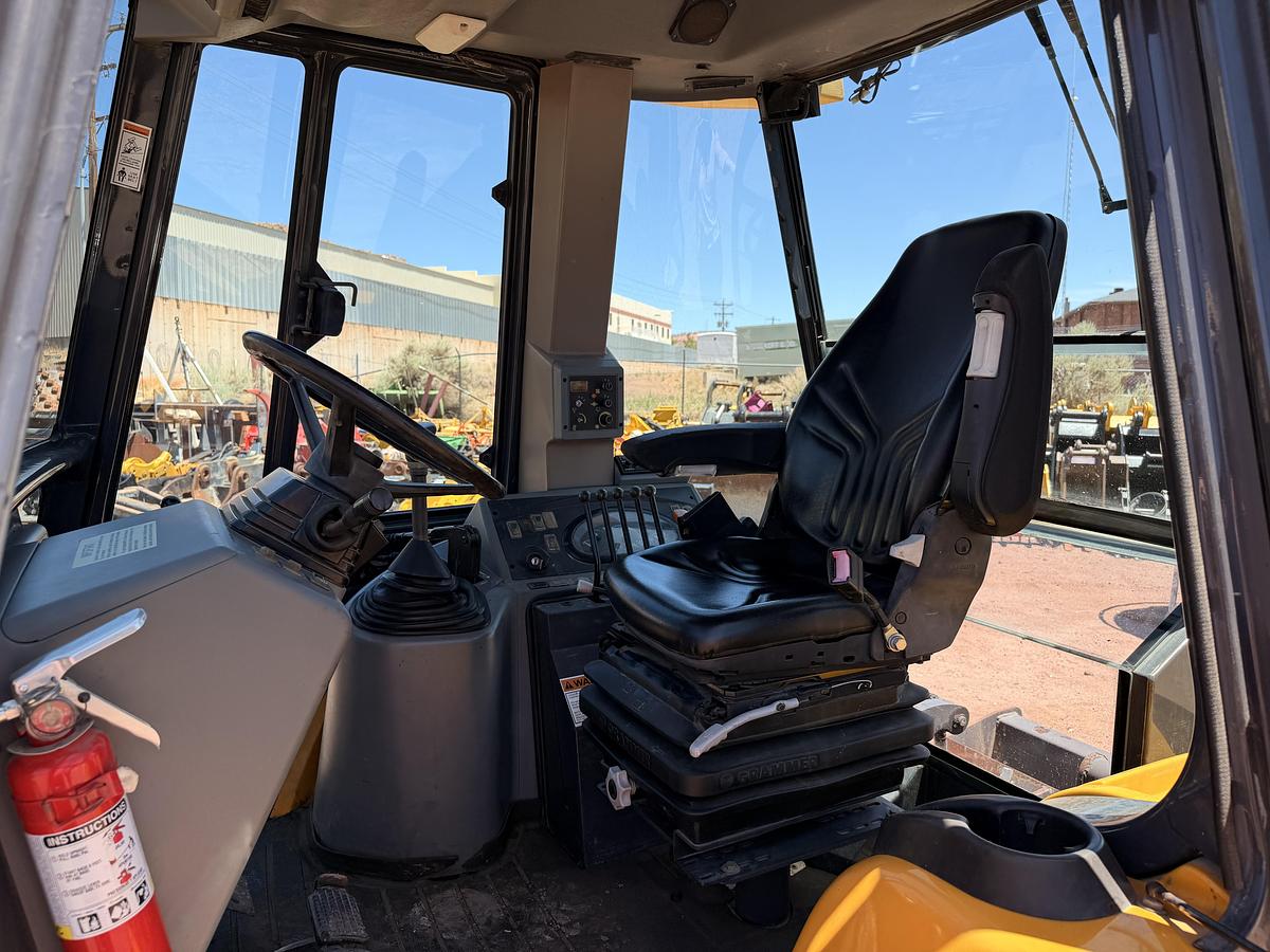 Used 2005 New Holland LV80 Skip Loader