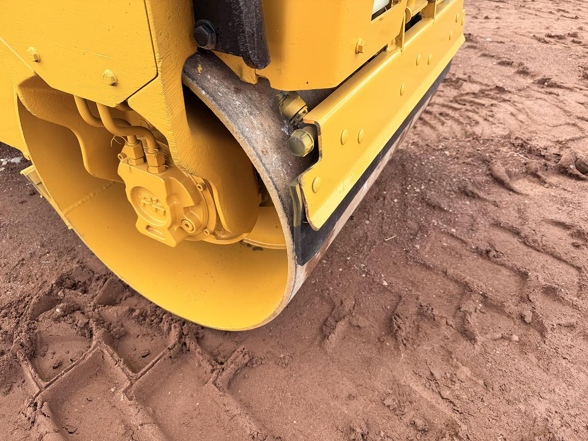 Used 2013 CAT Smooth Drum Roller