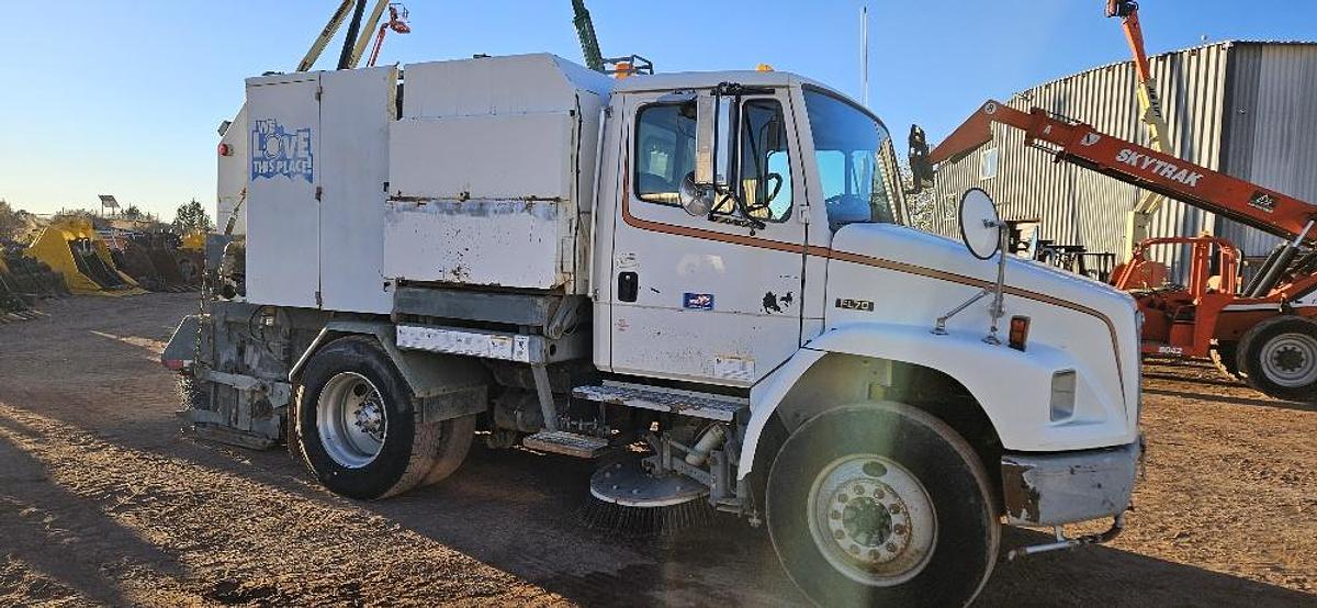 Used 2004 Freightliner Sweeper Truck