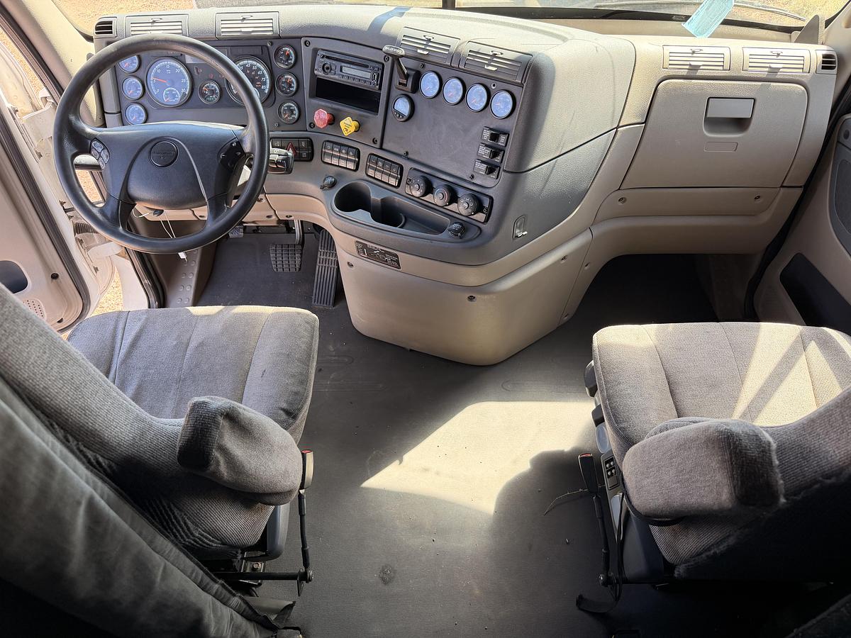 Used 2016 Freightliner Cascadia 125 Semi Truck and Van Trailer