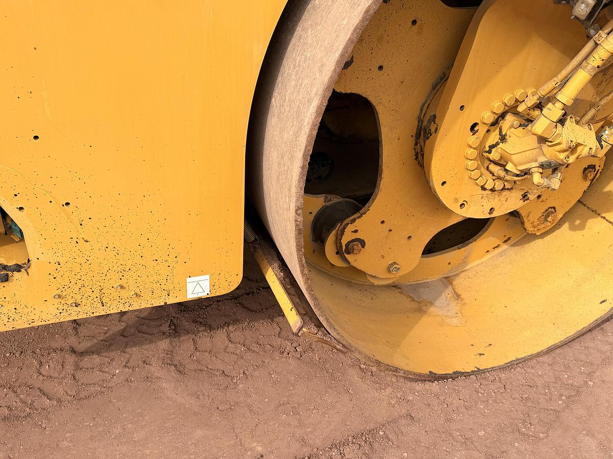 Used 2009 CAT Double Drum Roller