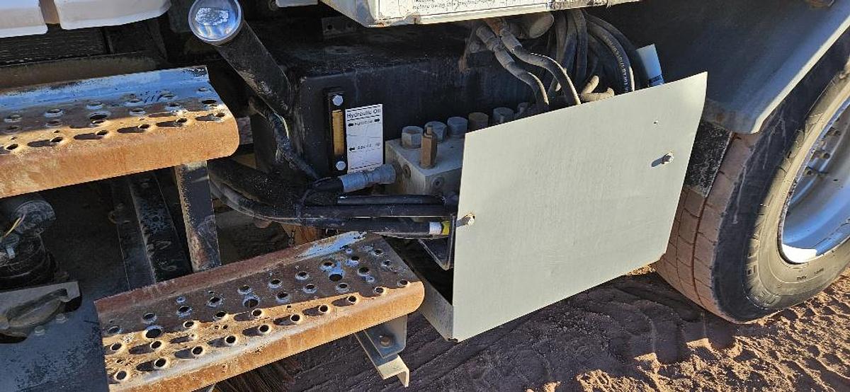 Used 2004 Freightliner Sweeper Truck