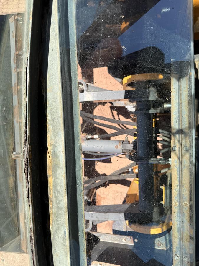 Used 2005 New Holland LV80 Skip Loader