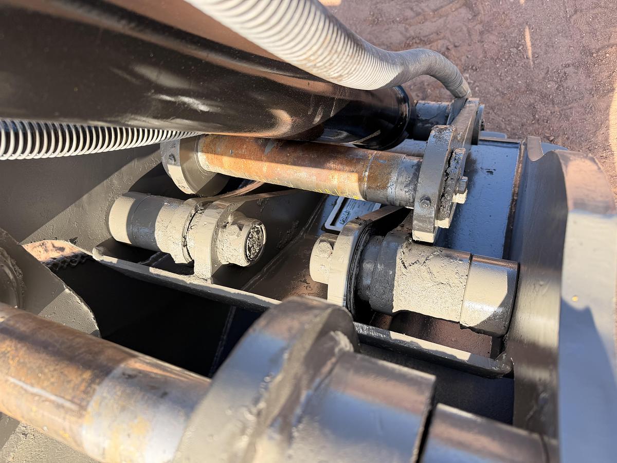 Used Excavator Progressive Link with Cylinder and 37" Bucket