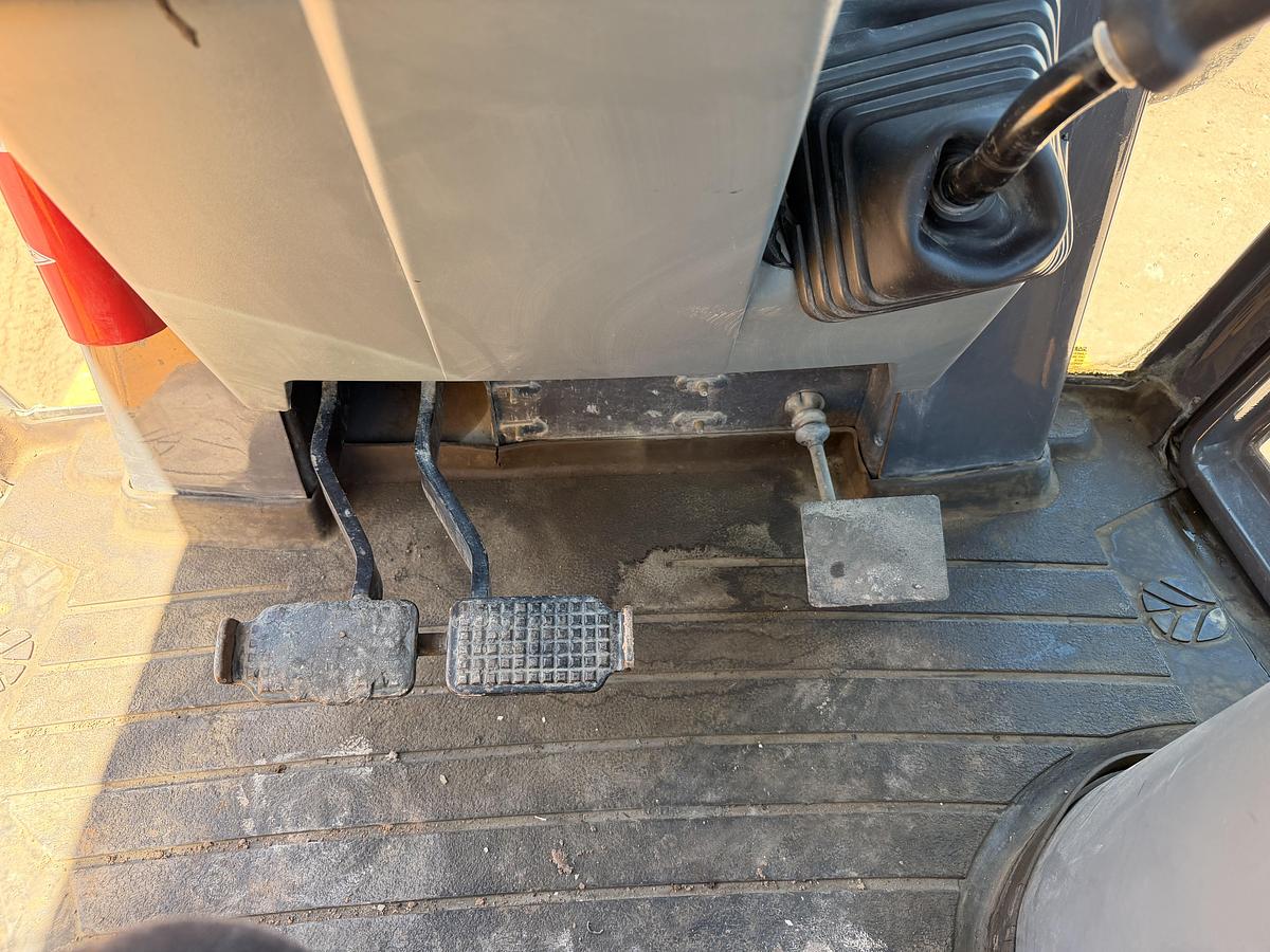 Used 2005 New Holland LV80 Skip Loader