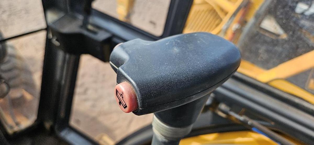 Used 2005 New Holland LV80 Grading Tractor