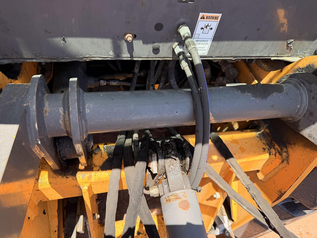Used 2005 New Holland LV80 Skip Loader