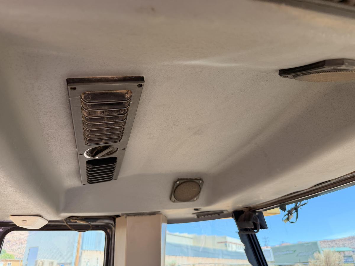 Used 2005 New Holland LV80 Skip Loader