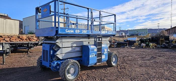 Used 2007 Genie Scissor Lift GS-4390
