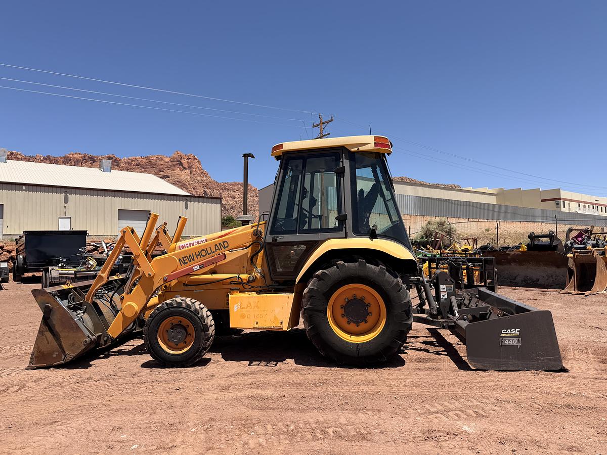 Used 2005 New Holland LV80 Skip Loader