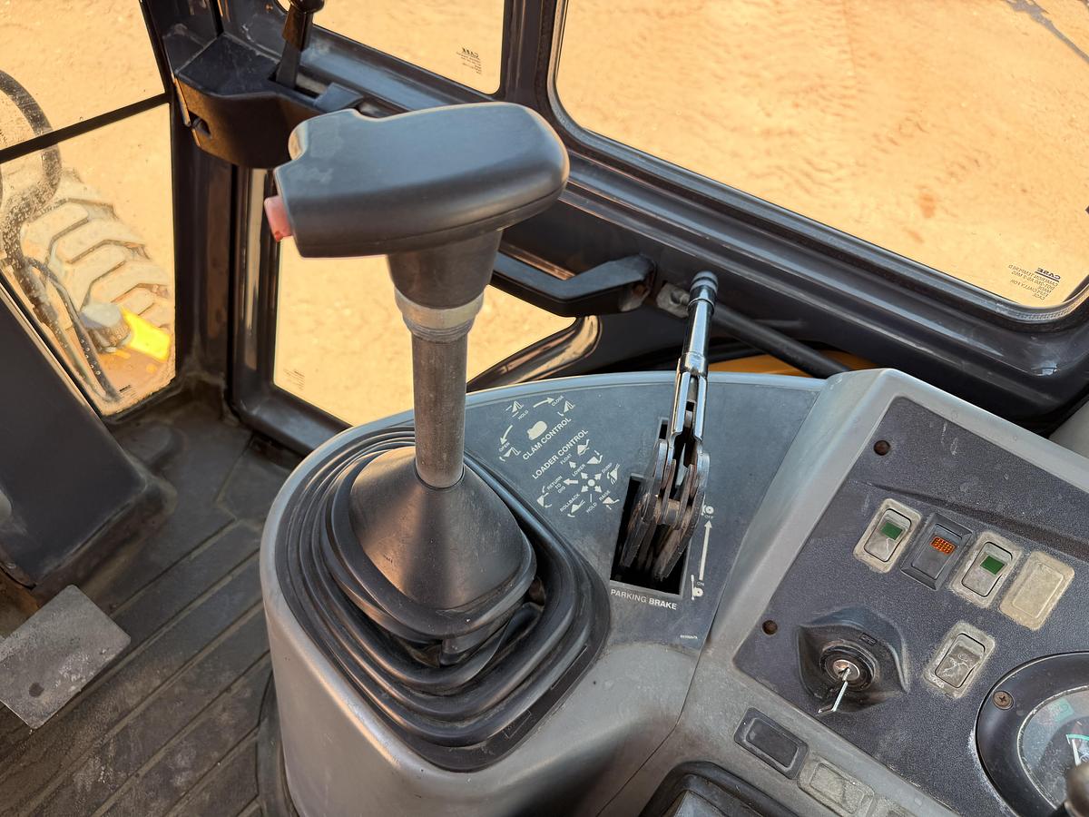 Used 2005 New Holland LV80 Skip Loader