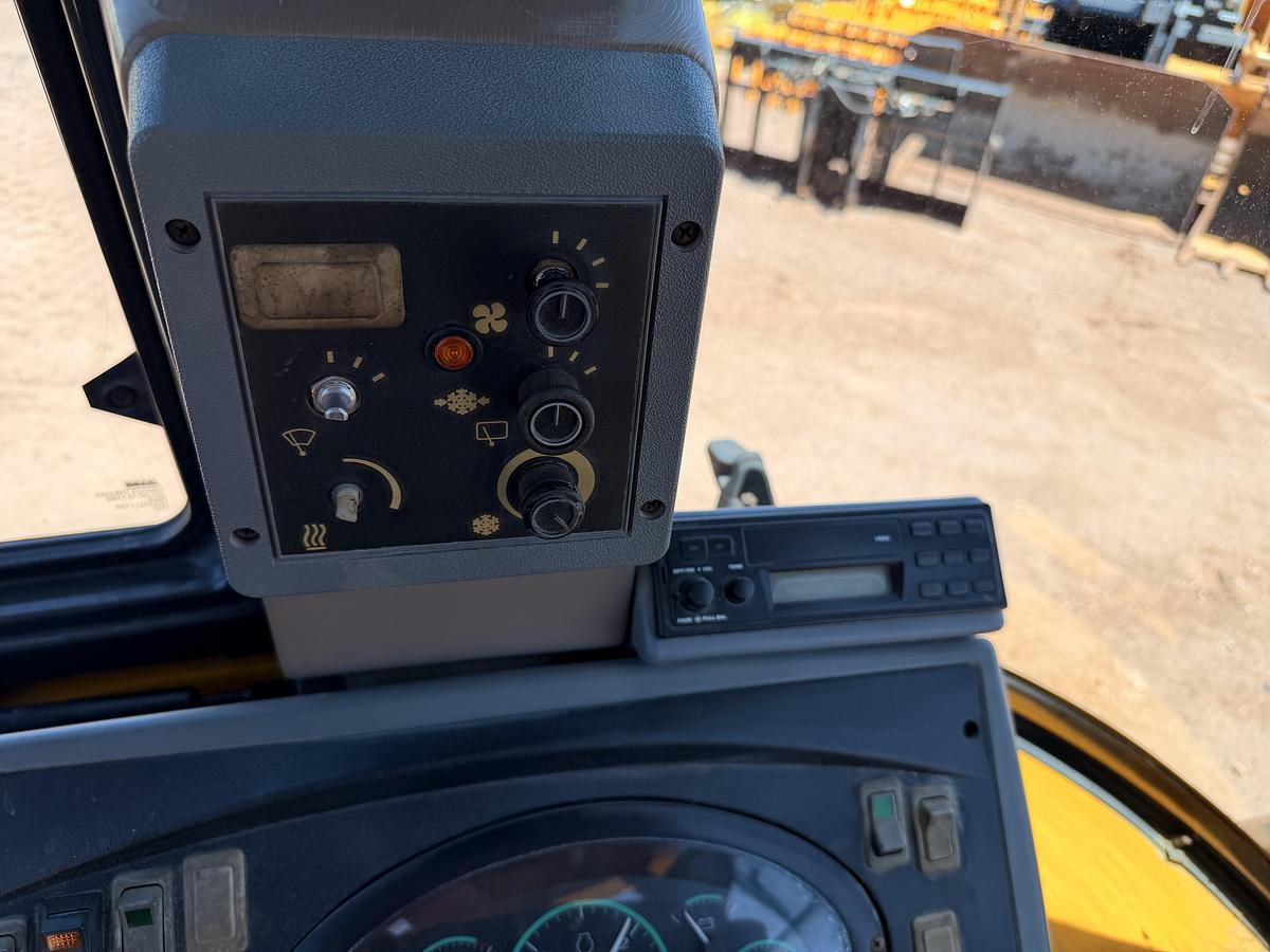 Used 2005 New Holland LV80 Skip Loader