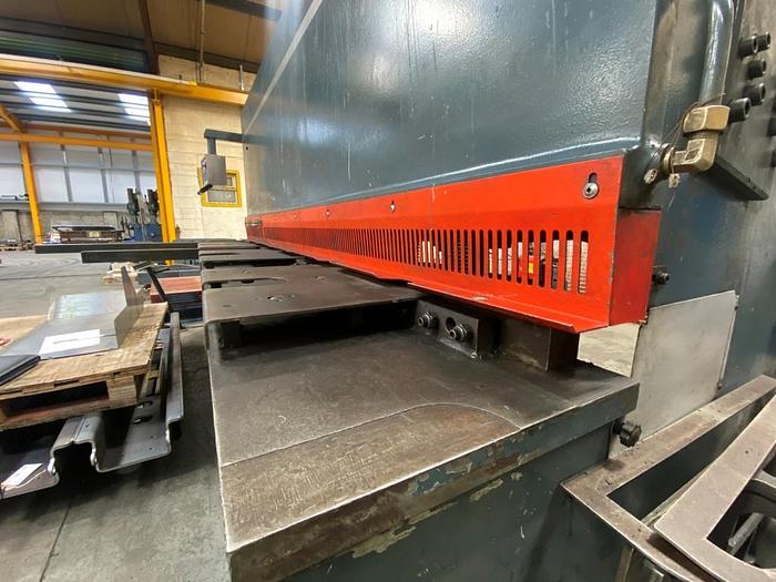 Used 2006 Durma SB3013 Guillotine Shears