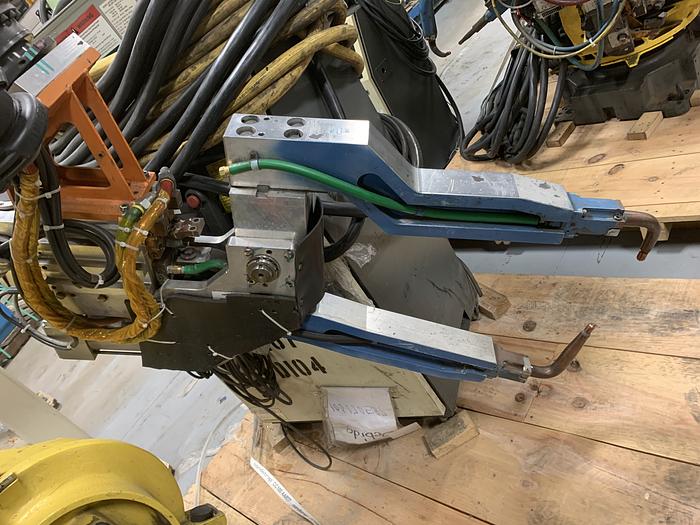 Used FANUC R2000iB/210F 210KG X 2655MM REACH 6 AXIS CNC ROBOT W/R30iA CONTROLS WITH ARO SERVO GUN