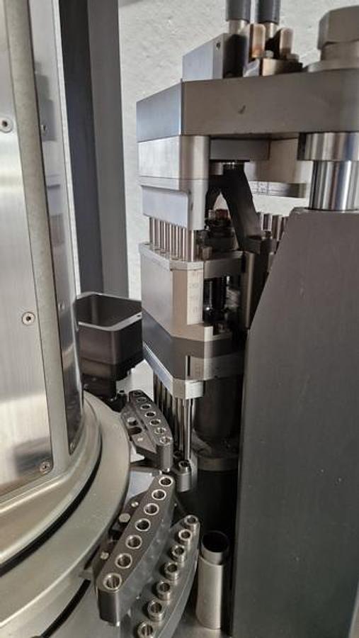 Usado A Llenadora cerradora de capsulas IMA Adapta 50