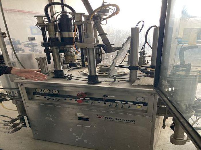 Usado Máquina llenadora/ cerradora de aerosoles marca KP AEROFILL