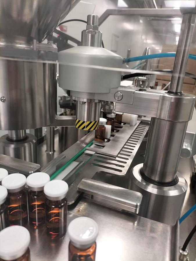 Usado Maquina llenadora taponadora y capsuladora de viales FLEXICON