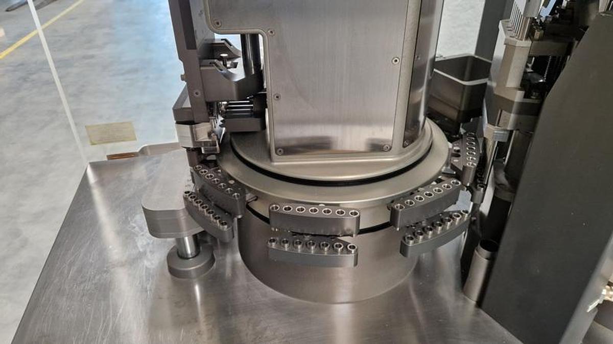 Usado A Llenadora cerradora de capsulas IMA Adapta 50