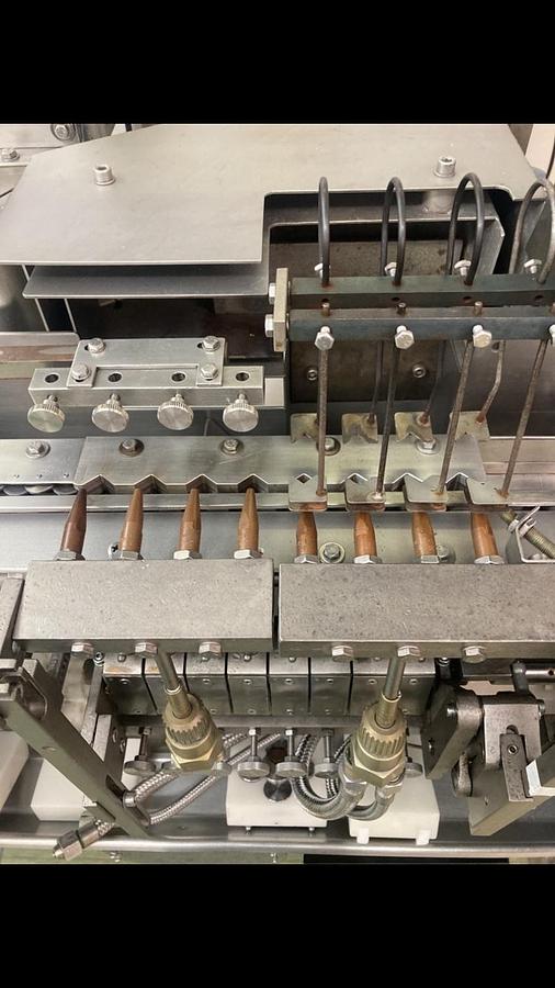 Usado Maquina llenadora cerradora de ampollas BOSCH Modelo AVR FO4
