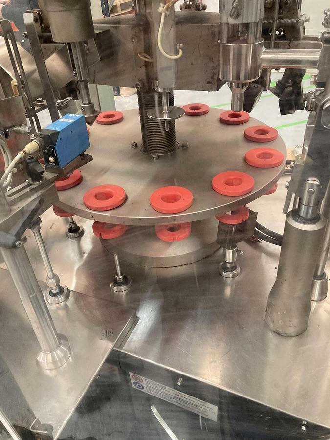 Usado Maquina llenadora cerradora de tubos de ALUMINIO TGM