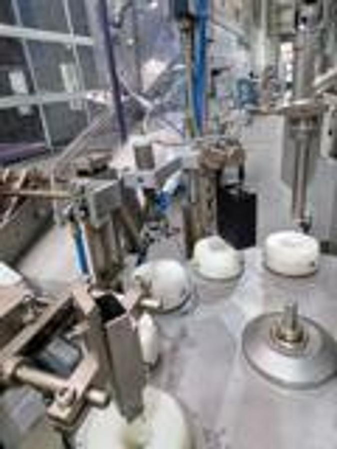 Usado A Llenadora cerradora de tubos de alumino IWKA TFS 10