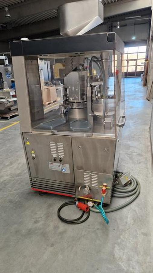 Usado A Llenadora cerradora de capsulas IMA Adapta 50