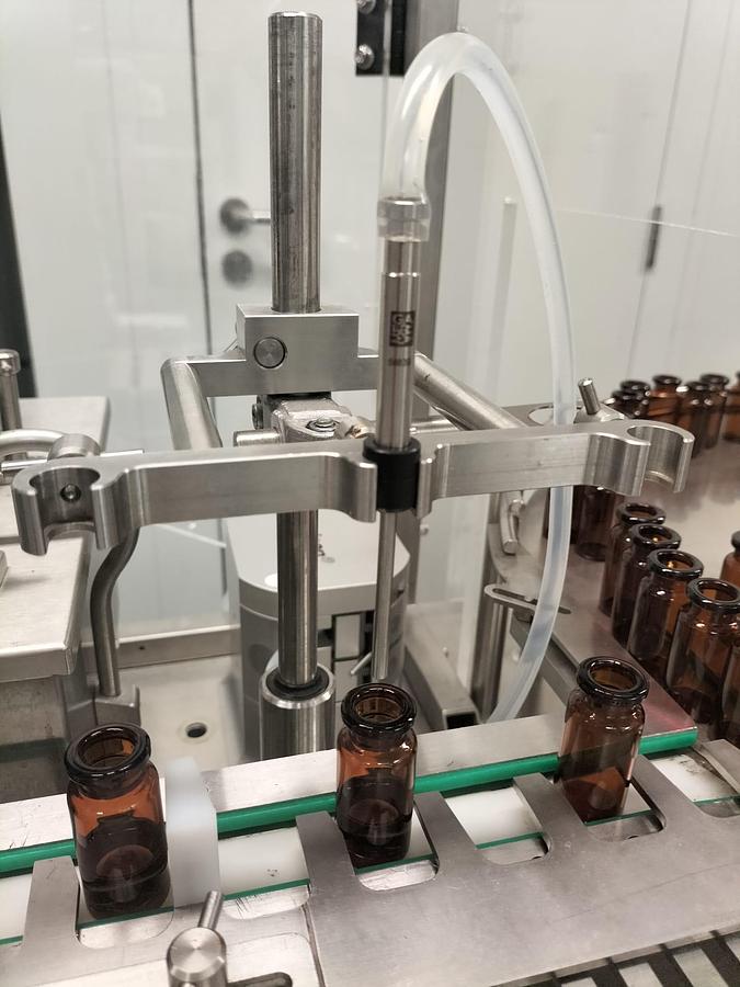 Usado Maquina llenadora taponadora y capsuladora de viales FLEXICON