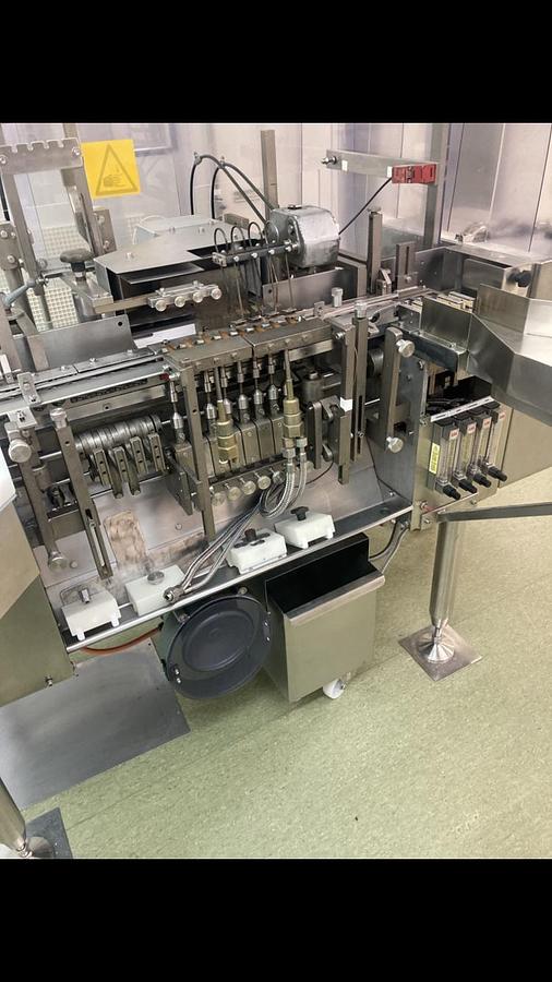 Usado Maquina llenadora cerradora de ampollas BOSCH Modelo AVR FO4
