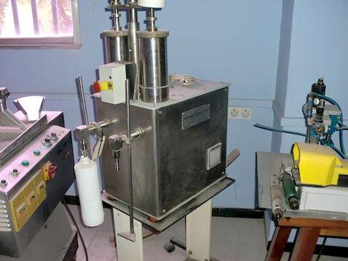 Usado Dosificadora semiautomatica con pistones de 1/2Litro S.DOMENECH