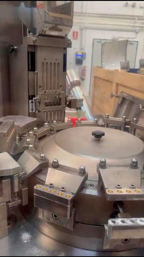 Usado Llenadora cerradora de capsulas Sejong 