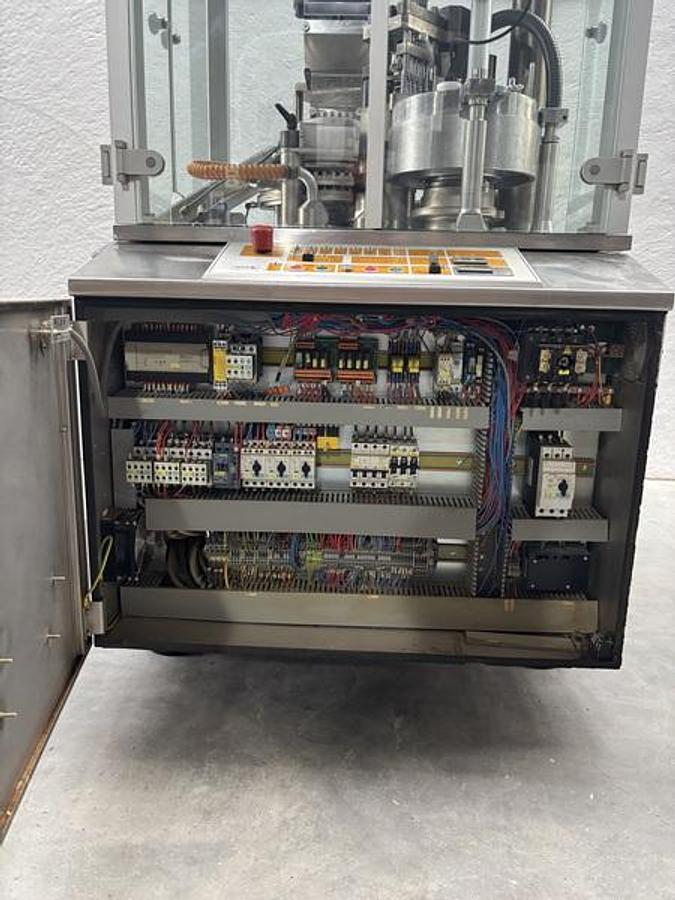 Usado A Llenadora y cerradora de capsulas Zanasi ZAN 40 F