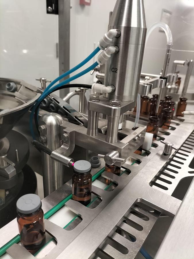 Usado Maquina llenadora taponadora y capsuladora de viales FLEXICON