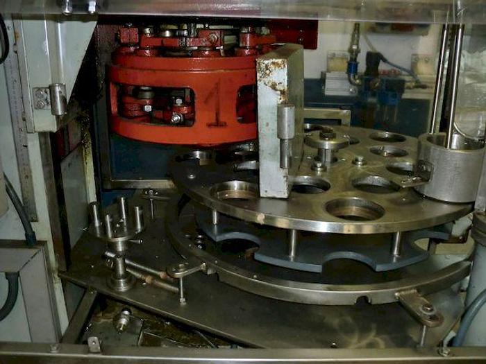 Usado Cerradora de botes automática TALLERES SOLANO SL